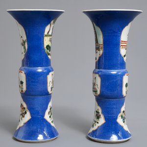A pair of Chinese famille verte on powder blue ground gu vases, Kangxi mark, 19th C. — 照片 2