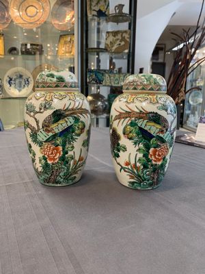A pair of Chinese famille verte 'pheasant among flowering branches' vases and covers, 19th C. — photo 1