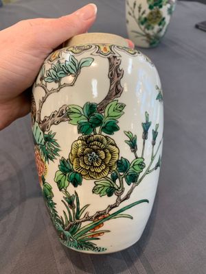 A pair of Chinese famille verte 'pheasant among flowering branches' vases and covers, 19th C. — photo 18
