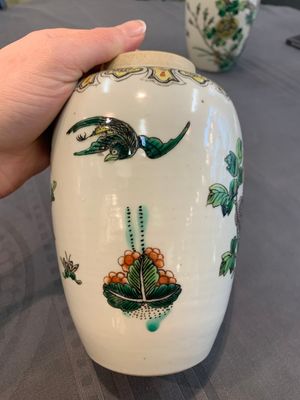 A pair of Chinese famille verte 'pheasant among flowering branches' vases and covers, 19th C. — photo 20