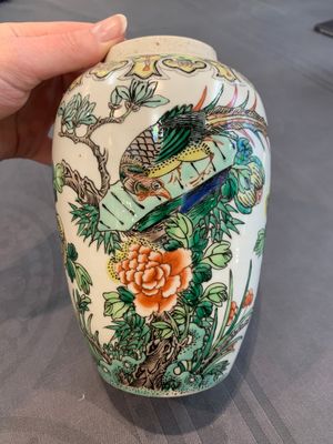 A pair of Chinese famille verte 'pheasant among flowering branches' vases and covers, 19th C. — photo 6