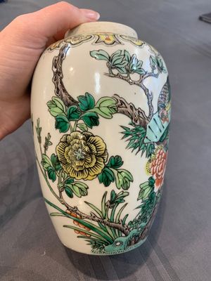 A pair of Chinese famille verte 'pheasant among flowering branches' vases and covers, 19th C. — photo 10