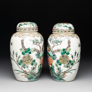 A pair of Chinese famille verte 'pheasant among flowering branches' vases and covers, 19th C. — photo 2