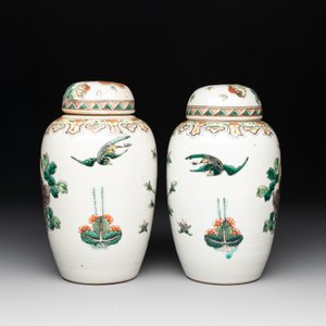 A pair of Chinese famille verte 'pheasant among flowering branches' vases and covers, 19th C. — photo 3