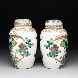 A pair of Chinese famille verte 'pheasant among flowering branches' vases and covers, 19th C. — photo 4