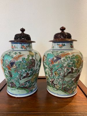 A pair of Chinese famille verte 'pheasant' vases with wooden covers, Kangxi — photo 1