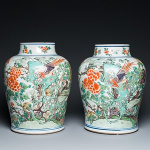 A pair of Chinese famille verte 'pheasant' vases with wooden covers, Kangxi — photo 2