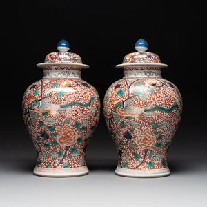 A pair of Chinese famille verte 'phoenix' vases and covers, 19th C. — photo 1