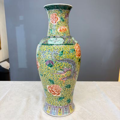 A pair of Chinese famille verte 'Phoenixes among Peonies' vases — photo 19