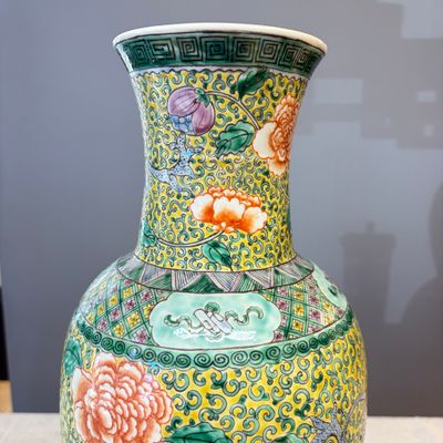 A pair of Chinese famille verte 'Phoenixes among Peonies' vases — photo 2
