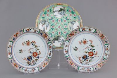 A pair of Chinese famille verte plates, Kangxi, and a famille rose plate, 19/20th C.