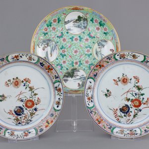 A pair of Chinese famille verte plates, Kangxi, and a famille rose plate, 19/20th C. — foto 1