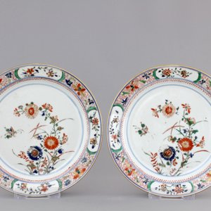 A pair of Chinese famille verte plates, Kangxi, and a famille rose plate, 19/20th C. — foto 2