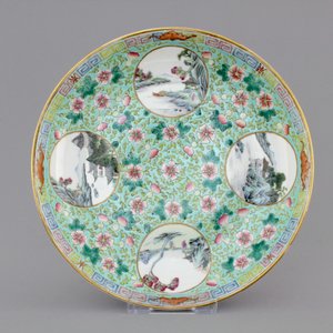 A pair of Chinese famille verte plates, Kangxi, and a famille rose plate, 19/20th C. — foto 4
