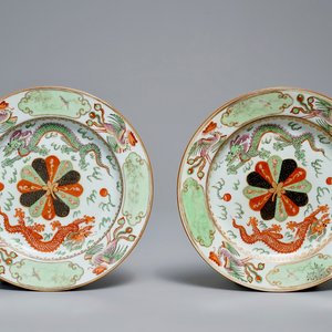 A pair of Chinese famille verte plates with dragons and phoenixes, Qianlong — 照片 1