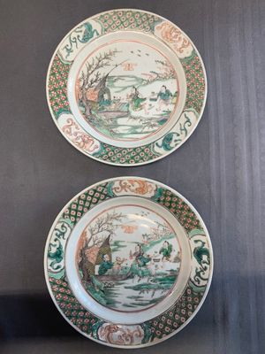 A pair of Chinese famille verte plates with figures along the riverside, artemisia leaf and ding mark, Kangxi — photo 1