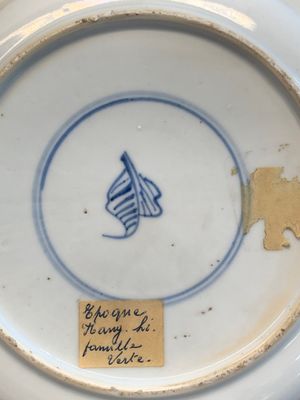 A pair of Chinese famille verte plates with figures along the riverside, artemisia leaf and ding mark, Kangxi — photo 11