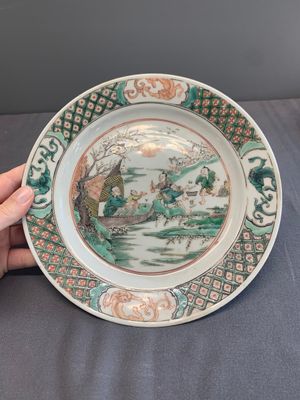 A pair of Chinese famille verte plates with figures along the riverside, artemisia leaf and ding mark, Kangxi — photo 2