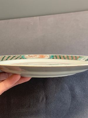 A pair of Chinese famille verte plates with figures along the riverside, artemisia leaf and ding mark, Kangxi — photo 3