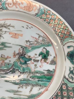 A pair of Chinese famille verte plates with figures along the riverside, artemisia leaf and ding mark, Kangxi — photo 4