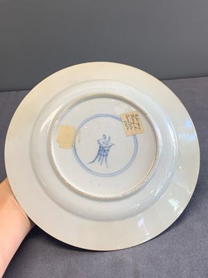 A pair of Chinese famille verte plates with figures along the riverside, artemisia leaf and ding mark, Kangxi — photo 6
