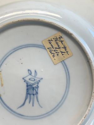 A pair of Chinese famille verte plates with figures along the riverside, artemisia leaf and ding mark, Kangxi — photo 7