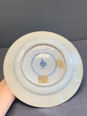 A pair of Chinese famille verte plates with figures along the riverside, artemisia leaf and ding mark, Kangxi — photo 10