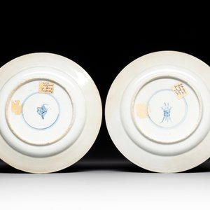 A pair of Chinese famille verte plates with figures along the riverside, artemisia leaf and ding mark, Kangxi — photo 2