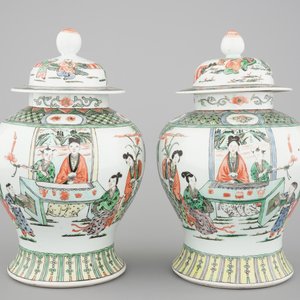 A pair of Chinese famille verte porcelain baluster vases and covers, 19th C. — photo 1