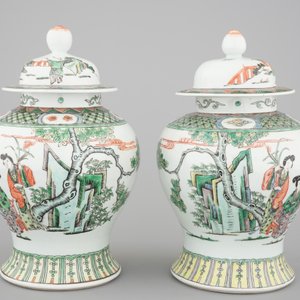 A pair of Chinese famille verte porcelain baluster vases and covers, 19th C. — photo 2
