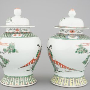 A pair of Chinese famille verte porcelain baluster vases and covers, 19th C. — photo 3