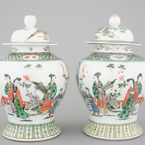 A pair of Chinese famille verte porcelain baluster vases and covers, 19th C. — photo 4