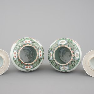 A pair of Chinese famille verte porcelain baluster vases and covers, 19th C. — photo 5