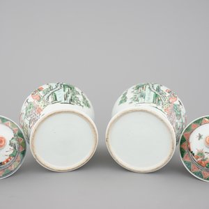 A pair of Chinese famille verte porcelain baluster vases and covers, 19th C. — photo 6