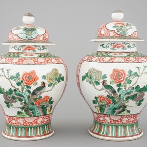 A pair of Chinese famille verte porcelain baluster vases and covers, 19th C. — photo 1