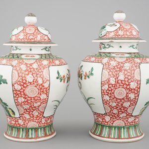 A pair of Chinese famille verte porcelain baluster vases and covers, 19th C. — photo 2