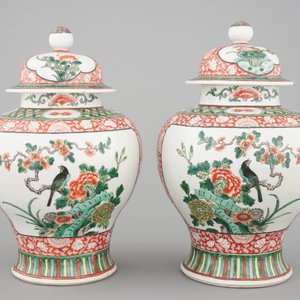 A pair of Chinese famille verte porcelain baluster vases and covers, 19th C. — photo 3