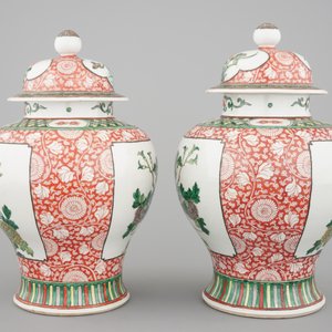 A pair of Chinese famille verte porcelain baluster vases and covers, 19th C. — photo 4