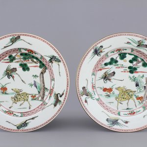 A pair of Chinese famille verte porcelain plates with deers and cranes, Kangxi, ca. 1700 — photo 1
