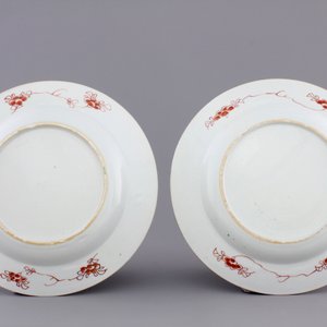 A pair of Chinese famille verte porcelain plates with deers and cranes, Kangxi, ca. 1700 — photo 2