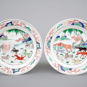 A pair of Chinese famille verte porcelain plates with "The 8 horses of Mu Wang", Kangxi, ca. 1700 — photo 1