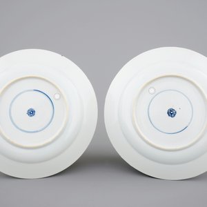 A pair of Chinese famille verte porcelain plates with "The 8 horses of Mu Wang", Kangxi, ca. 1700 — photo 2
