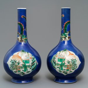 A pair of Chinese famille verte powder blue-ground bottle vases, 19th C. — 照片 2