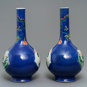A pair of Chinese famille verte powder blue-ground bottle vases, 19th C. — 照片 3