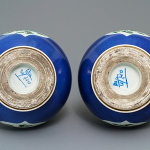 A pair of Chinese famille verte powder blue-ground bottle vases, 19th C. — 照片 6