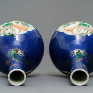 A pair of Chinese famille verte powder blue-ground bottle vases, 19th C. — 照片 7