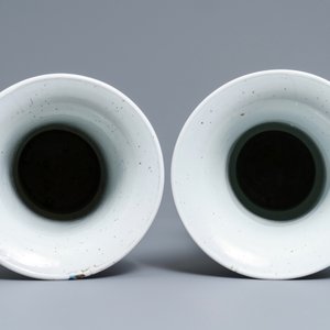 A pair of Chinese famille verte powder blue-ground gu vases, Kangxi mark, 19th C. — 照片 5
