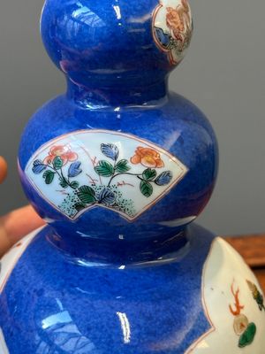 A pair of Chinese famille verte powder-blue-ground triple gourd 'antiquities' vases, Kangxi — 照片 14