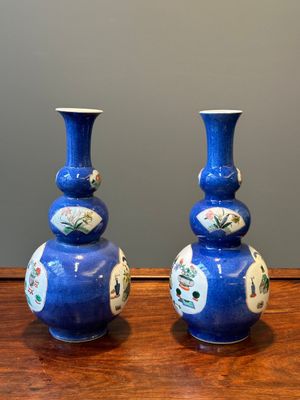 A pair of Chinese famille verte powder-blue-ground triple gourd 'antiquities' vases, Kangxi — 照片 2