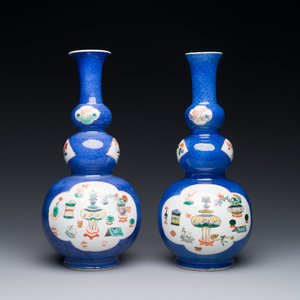 A pair of Chinese famille verte powder-blue-ground triple gourd 'antiquities' vases, Kangxi — 照片 1